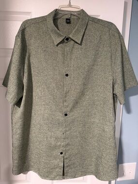 Men's Short-Sleeve Button-Down Shirt in Olive Green